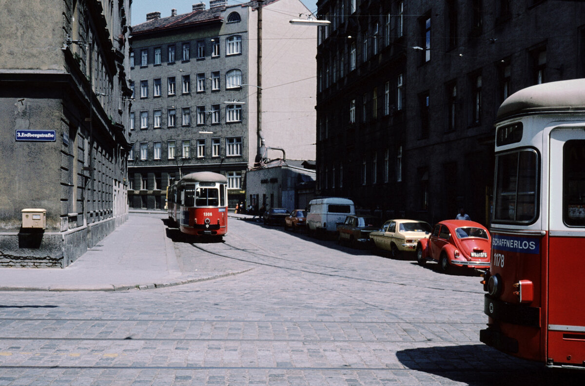Wien Wiener Stadtwerke-Verkehrsbetriebe (WVB) SL 18 (c4 1306 (Bombardier-Rotax 1974) / SL J (c3 1178 (Lohnerwerke 1960)) III, Landstraße, Wällischgasse / Erdbergstraße im Juli 1977. - Scan eines Diapositivs. Kamera: Leica CL.