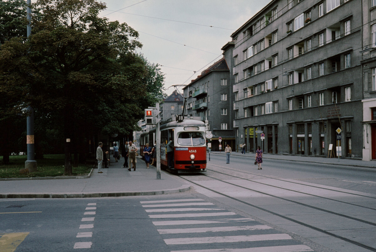 Wien Wiener Stadtwerke-Verkehrsbetriebe (WVB) SL 18 (E1 4545 (Bombardier-Rotax, vorm. Lohnerwerke, 1975) V, Margareten, Margaretengürtel / Arbeitergasse im Juli 1977. - Scan eines Diapositivs. Kamera: Leica CL.