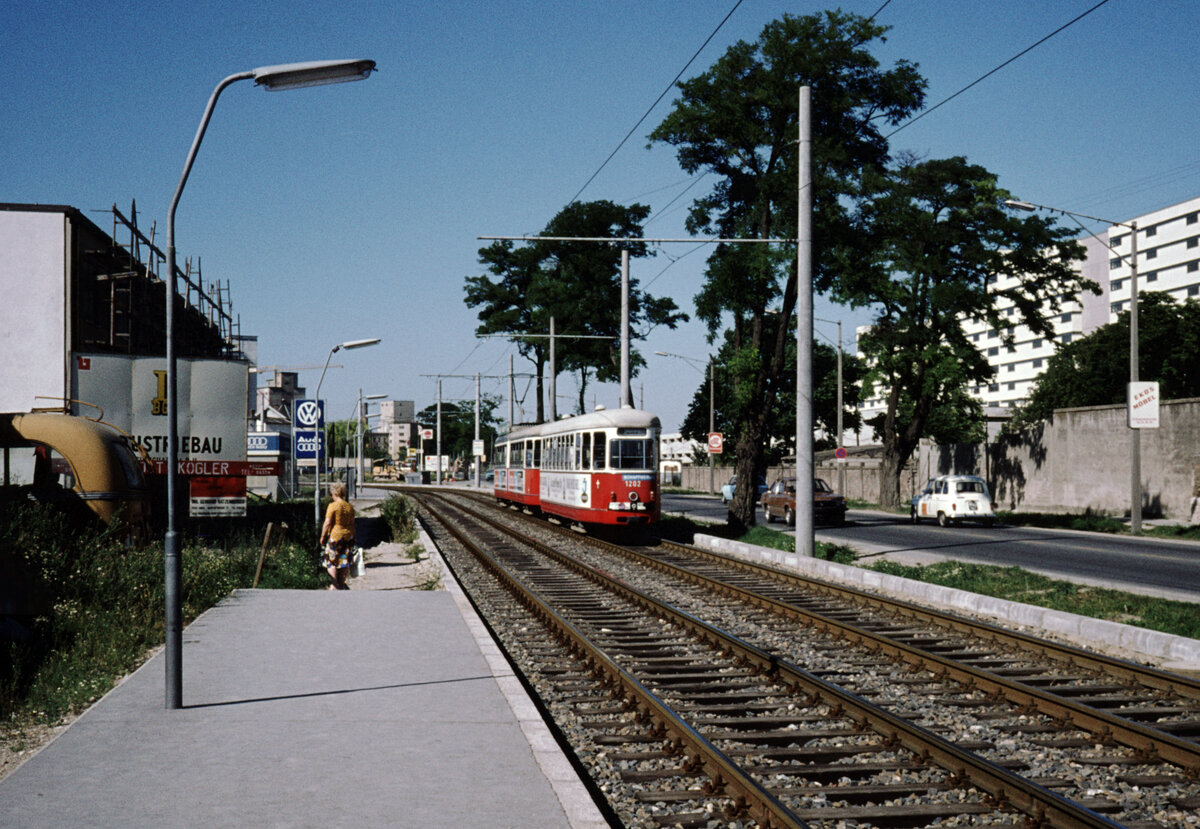 Wien Wiener Stadtwerke-Verkehrsbetriebe (WVB) SL 25 (c3 1202 (Lohnerwerke 1960)) XXII, Donaustadt, Wagramer Straße / Sebaldgasse im Juli 1977. - Scan eines Diapositivs. Kamera: Leica CL.