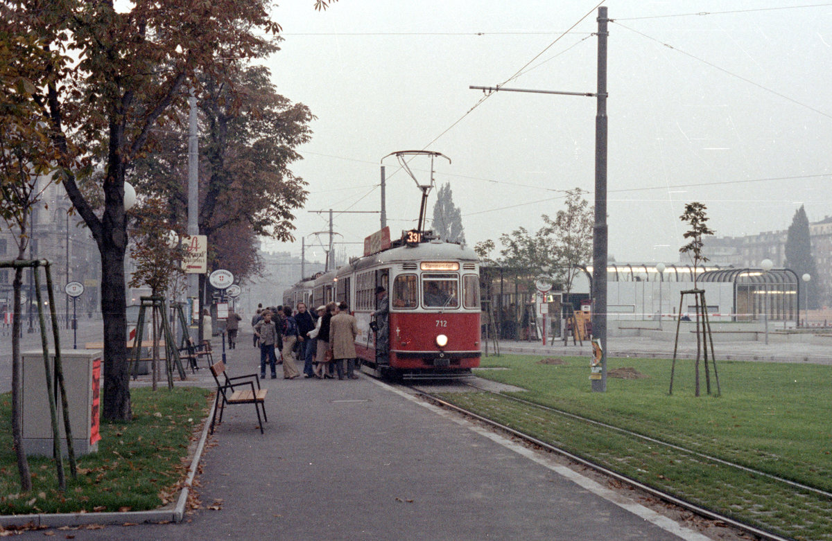 Wien Wiener Stadtwerke-Verkehrsbetriebe (WVB) SL 331 (F 712) Innere Stadt (I, 1. Bezirk), Franz-Josefs-Kai (Endstation U-Bahnstation Schottenring (Ausstiegstelle)) im Oktober 1978. - Der Gelenktriebwagen 712 gehörte zur Serie F 701 - 750 und wurde 1963 von der SGP geliefert. Die Triebwagen dieser Serie wurden 1996 ausgemustert. - Scan von einem Farbnegativ. Film: Kodak Kodacolor II (Safety Film 5075). Kamera: Minolta SRT-101.