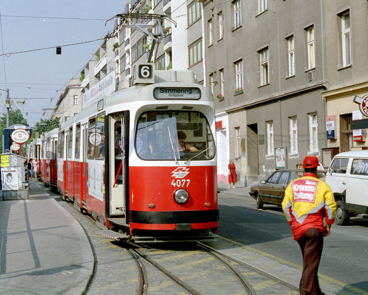 Wien Wiener Stadtwerke-Verkehrsbetriebe (WVB) SL 6 (E2 4077) XI, Simmering, Grillgasse im Juli 1992. Scan von einem Farbnegativ. Film: Kodacolor Gold 200. Kamera: Minolta XG-1.