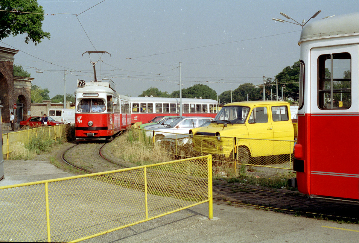 Wien Wiener Stadtwerke-Verkehrsbetriebe (WVB) SL 72 (E1 4760 + c3 1186) XI, Simmering, Zentralfriedhof 3. Tor. im Juli 1992. - E1 4760: SGP 1971; c3 1186 Lohnerwerke 1960. - Scan von einem Farbnegativ. Film: Kodak Gold 200. Kamera: Minolta XG-1.