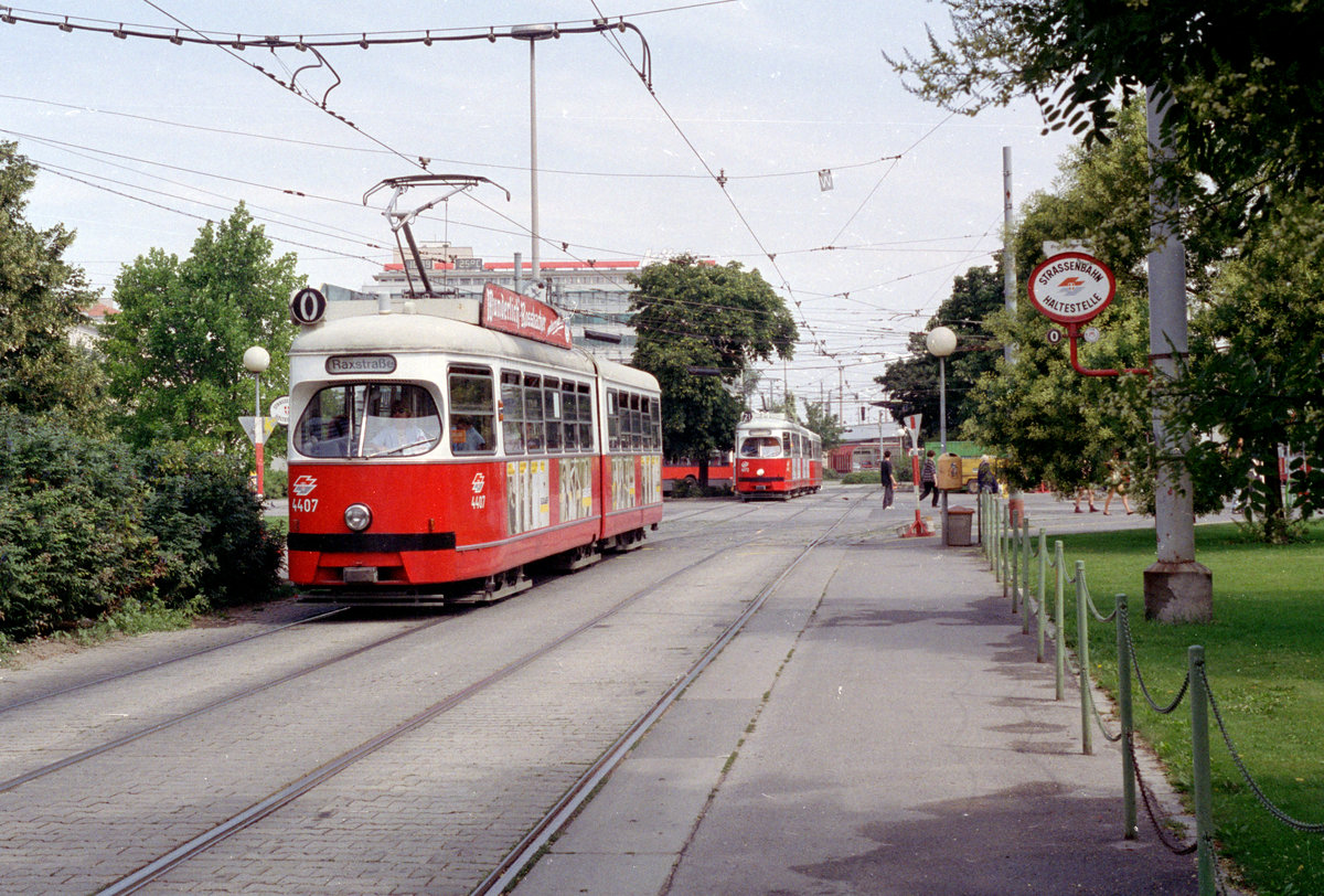 Wien Wiener Stadtwerke-Verkehrsbetriebe (WVB) SL O (E 4407 (Lohnerwerke 1961)) II, Leopoldstadt, Praterstern im Juli 1992. - Scan von einem Farbnegativ. Film: Kodak Gold 200. Kamera: Minolta XG-1.