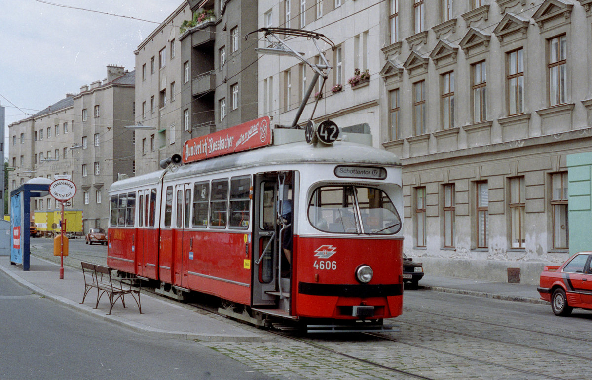 Wien Wiener Stadtwerke-Verkehrsbetriebe (WVB) SL 42 (E 4606 (< 4446, umnumeriert 1964, SGP 1962)) Antonigasse (Endst.) im Juli 1992. - Scan von einem Farbnegativ. Film: Kodak Gold 200. Kamera: Minolta XG-1.
