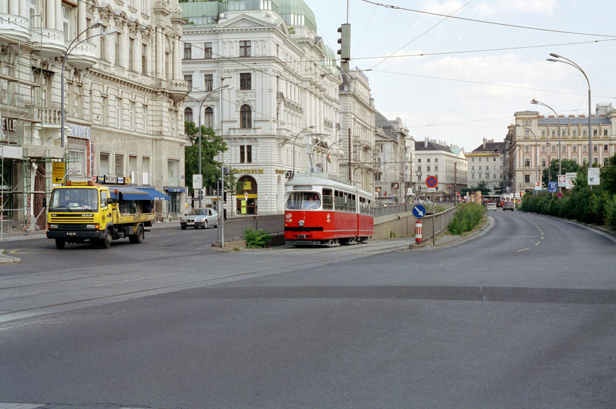 Wien Wiener Stadtwerke-Verkehrsbetriebe (WVB) SL 37 (E 4418 (Lohnerwerke 1962)) IX, Alserstadt, Währinger Straße (Rampe) im Juli 1992. - Scan von einem Farbnegativ. Film: Kodak Gold 200. Kamera: Minolta XG-1-