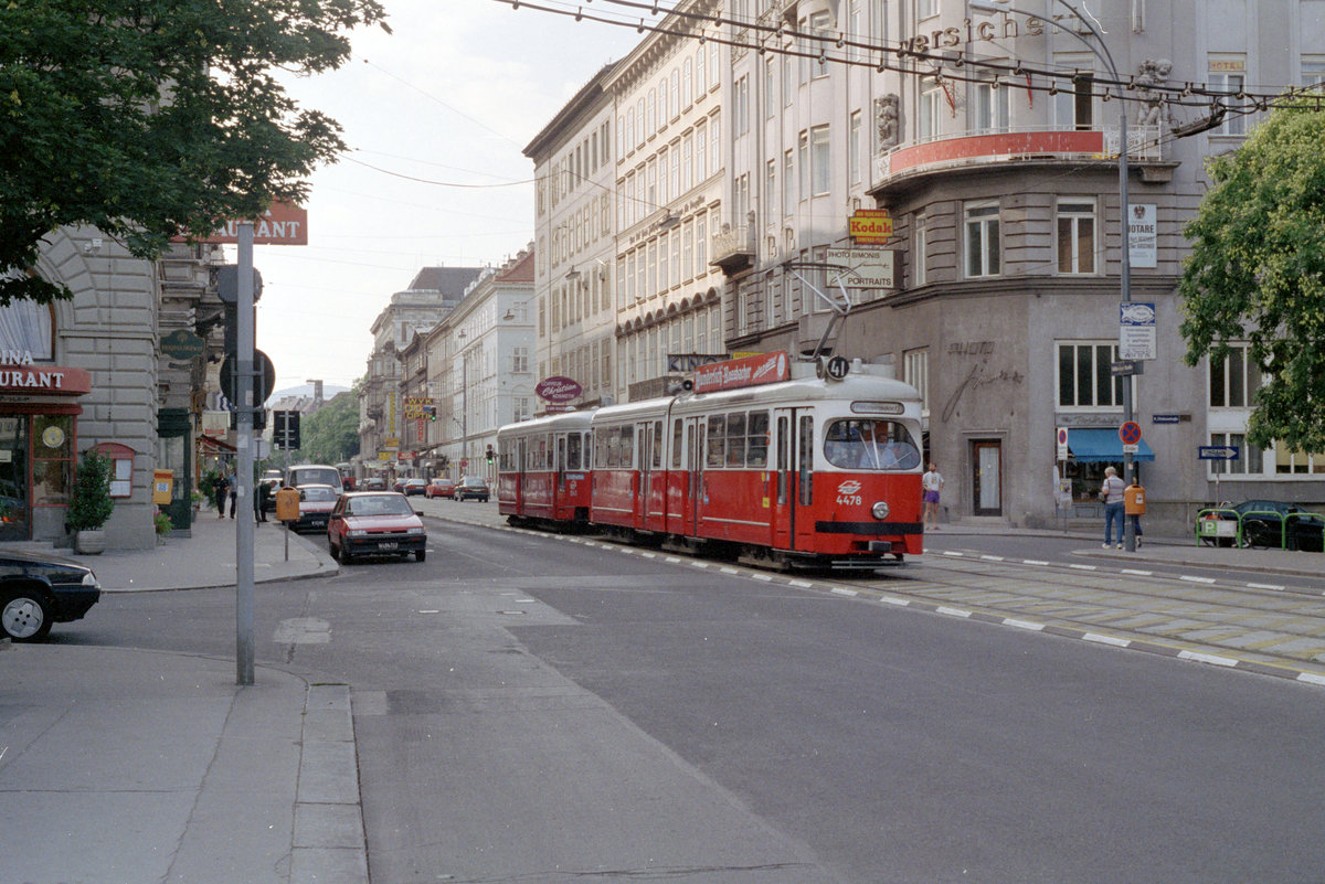 Wien Wiener Stadtwerke-Verkehrsbetriebe (WVB) SL 41 (E1 4478 + c3 1243) IX, Alsergrund, Währinger Straße im Juli 1992. E1 4478: Lohnerwerke 1968; c3 1243: Lohnerwerke 1961. - Scan von einem Farbnegativ. Film: Kodak Gold 200. Kamera: Minolta XG-1.