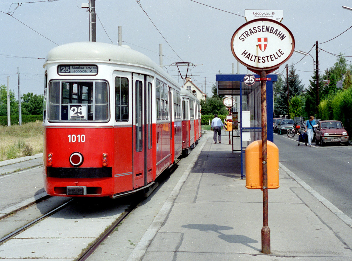 Wien Wiener Stadtwerke-Verkehrsbetriebe (WVB) SL 25 (c2 1010 (Lohnerwerke 1955) + E1) XXI, Floridsdorf, Kürschnergasse (Endhaltestelle Leopoldau) im August 1994. - Scan von einem Farbnegativ. Film: Kodak Gold 200. Kamera: Minolta XG-1.