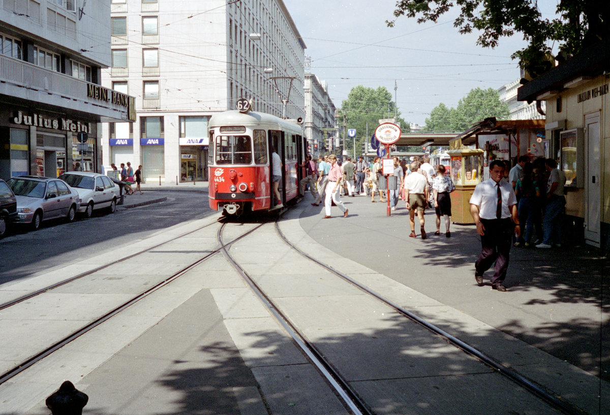 Wien Wiener Stadtwerke-Verkehrsbetriebe (WVB) SL 62 (E 4434 (Lohnerwerke 1963)) I, Innere Stadt, Kärntner Ring / Kärntner Straße / Oper im August 1994. - Scan von einem Farbnegativ. Film: Kodak Gold 200. Kamera: Minolta XG-1.