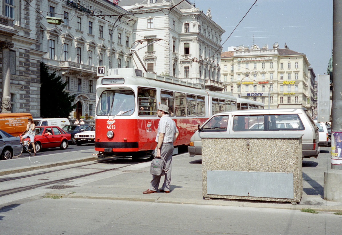 Wien Wiener Stadtwerke-Verkehrsbetriebe (WVB) SL 71 (E2 4013 (SGP 1978)) I, Innere Stadt, Schwarzenbergplatz im August 1994. - Scan von einem Farbnegativ. Film: Kodak Gold 200. Kamera: Minolta XG-1. 