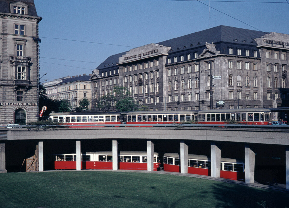 Wien Wiener Stadtwerke-Verkehrsbetriebe (WVB): Straßenbahnendstation in zwei Niveaus am Schottentor am 30. April 1976. - Scan eines Diapositivs. Kamera: Leica CL.
