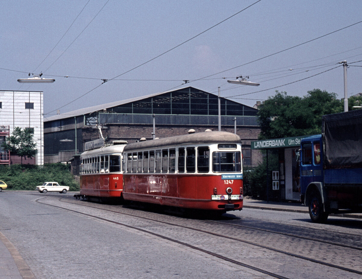 Wien Wiener Stadtwerke-Verkehrsbetriene (WVB) SL T (c3 1247 (Lohnerwerke 1961)) III, Landstraße, Leberstraße / Landstraßer Hauptstraße im Juli 1975. - Scan eines Diapositivs. Kamera: Minolta SRT-101.