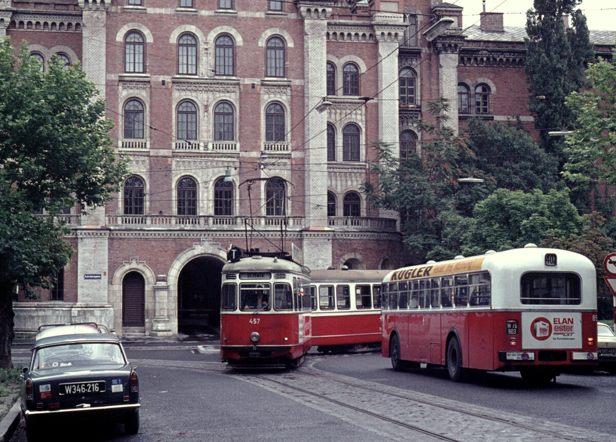 Wien Wiener Stadtwerke-Verkehsrbetriebe (WVB) SL T (L3 457 (Lohnerwerke 1957, Umbau vom L2 2554)) IX, Alsergrund, Schlickplatz am 21. Juli 1974. - Im Hintergrund sieht man einen Teil der Roßauer Kaserne, die in den Jahren 1865-1869 errichtet wurde. - Scan eines Diapositivs. Film: AGFA CT 18. Kamera: Minolta SRT-101. 