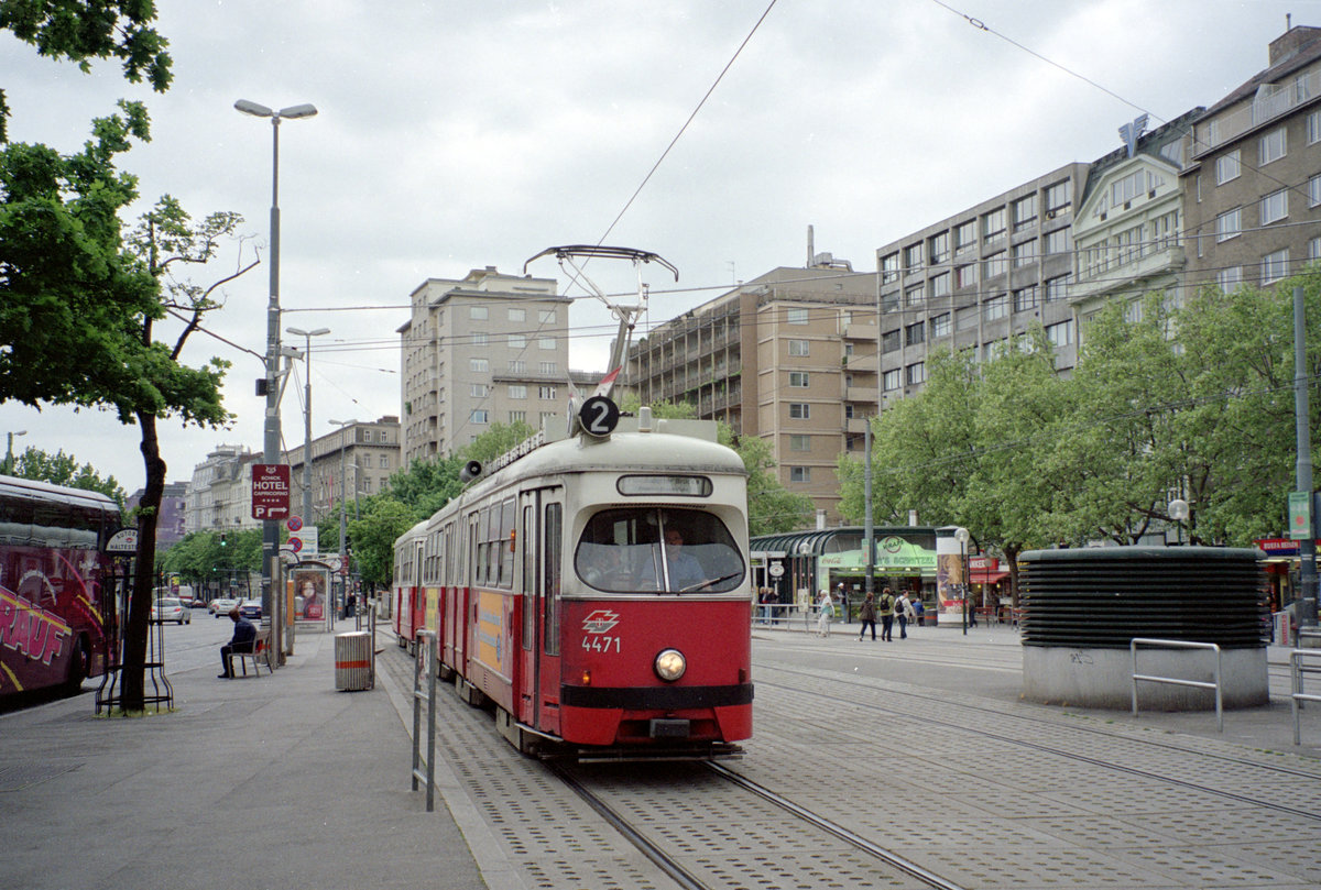 Wien Wiener Stadtwerke-Verkekrsbetriebe / Wiener Linien: Gelenktriebwagen des Typs E1: Am 2. Mai 2009 hat der E1 4471 auf der SL 2 eben die Haltestelle Schwedenplatz in Richtung Friedrich-Engels-Platz verlassen. - Der GT6 wurde 1967 von den Lohnerwerken in Wien-Floridsdorf gebaut. - Scan eines Farbnegativs. Film: Fuji S-200. Kamera: Leica C2.