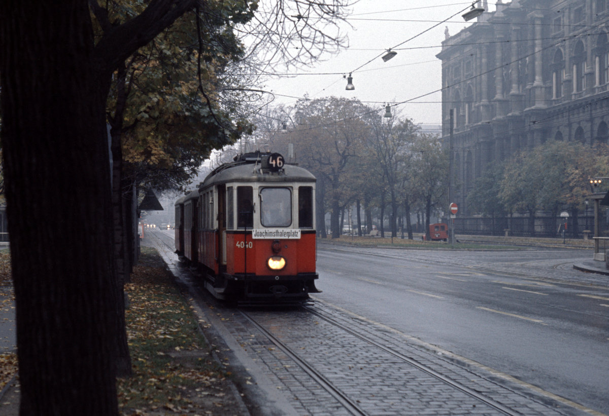 Wien Wiener Stadtwerke (WVB) SL 46Z (M 4040 (Simmeringer Waggonfabrik 1928)) I, Innere Stadt, Dr.-Karl-Renner-Ring / Bellariastraße am 1. November 1975. - Scan eines Diapositivs. Kamera: Minolta SRT-101.