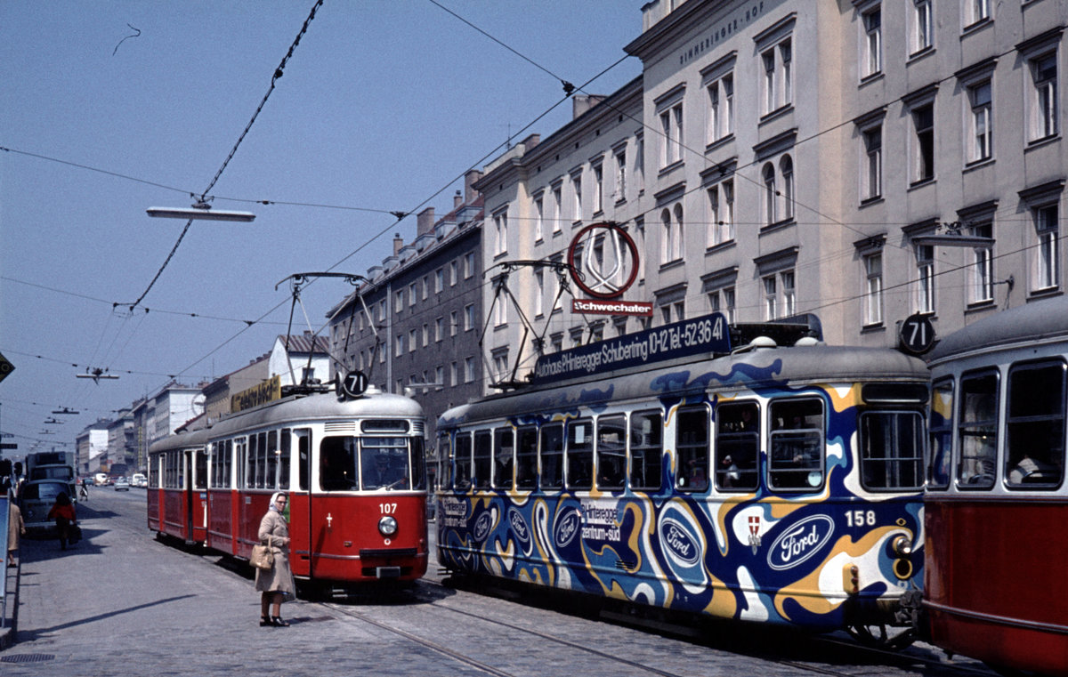 Wien Wiener Statdtwerke-Verkehrsbetriebe (WVB) SL 71 (C1 107 (SGP 1955) / C1 158 (SGP 1959)) IX, Simmering, Simmeringer Hauptstraße / Straßenbahnbetriebsbahnhof Simmering am 3. Mai 1976. - Scan eines Diapositivs. Film: Agfa Agfachrome 50S. Kamera: Leica CL.