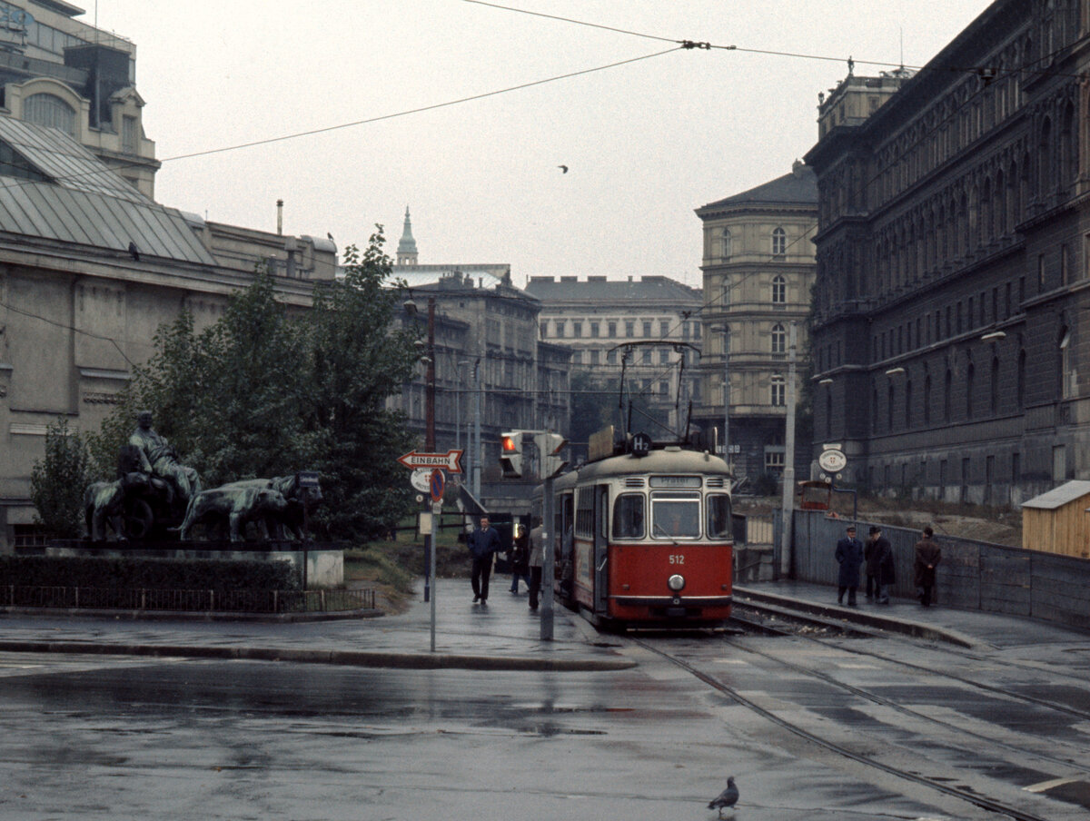 Wien Wiener Statdtwerke-Verkehrsbetriebe (WVB) SL H2 (L(4) 512 (SGP 1960)) I, Innere Stadt,  Friedrichstraße / Sezession am 2. November 1975. - Links sieht man einen Teil des Sezessionsgebäudes und das Marc-Anton-Denkmal. - Scan eines Diapositivs. Kamera: Minolta SRT-101.