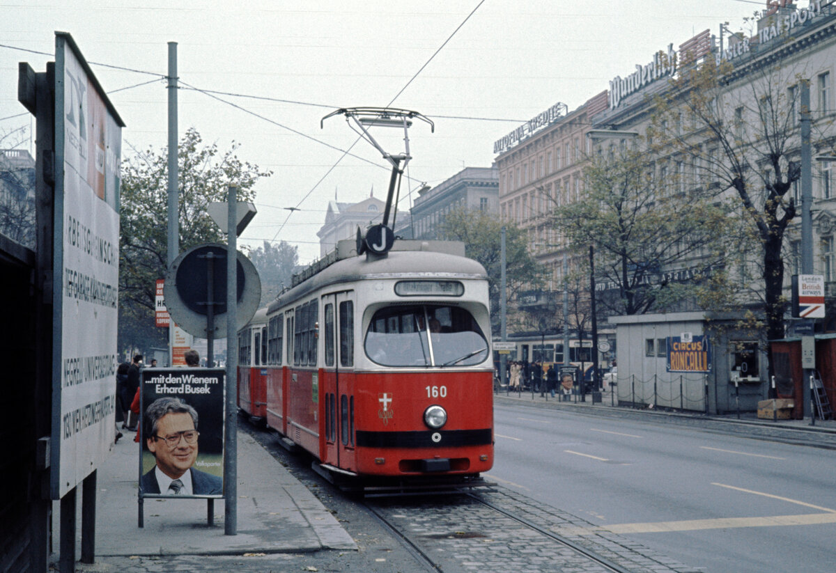 Wien Wiener Statdtwerke-Verkehrsbetriebe (WVB) SL J (C3 160 (Lohnerwerke 1967)) I, Innere Stadt, Kärntner Ring / Kärntner Straße am 2. November 1976. - Scan eines Diapositivs. Film: Kodak Ektachrome. Kamera: Leica CL.