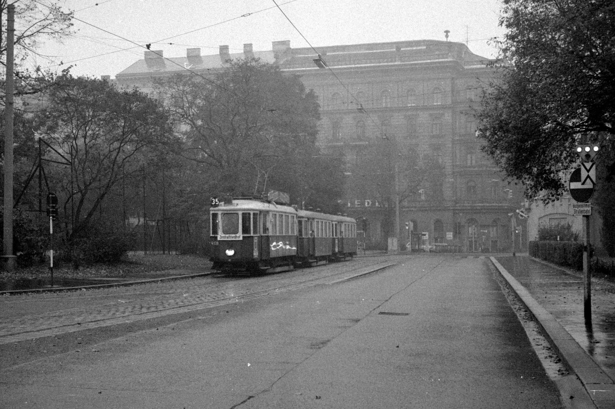 Wien Wiener Verkehrsbetriebe Allerheiligenverkehr 1975: M 4139 als SL 35 Schlickplatz am Morgen des 1. November 1975. - Scan von einem S/W-Negativ. Film: Kodak Tri X Pan. Kamera: Kodak Retina Automatic II.