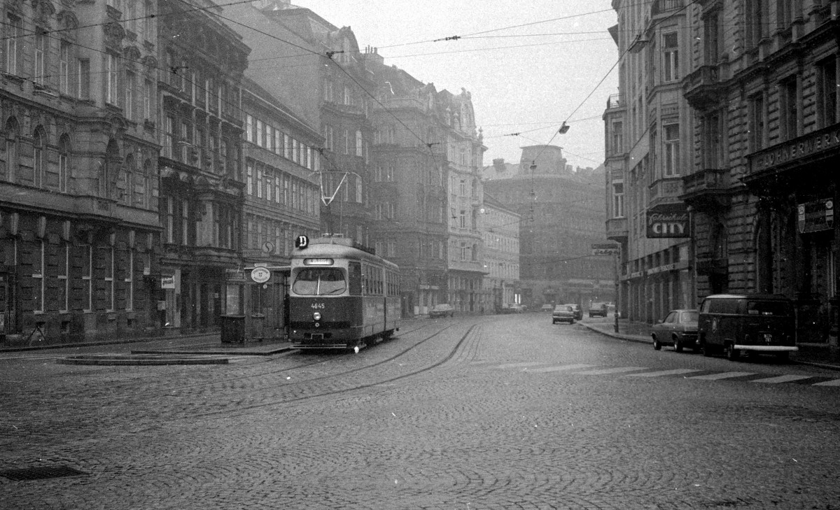 Wien Wiener Verkehrsbetriebe Allerheiligenverkehr 1975: SL D/ (E1 4645, SGP 1967, 2013 ausgemustert) hält am 1. November 1975 in der Porzellangasse als Ersatz für SL D an einem Feiertag (der 1. November ist in Österreich Feiertag). - Scan von einem S/W-Negativ. Film: Kodak Tri X Pan. Kamera: Kodak Retina Automatic II.