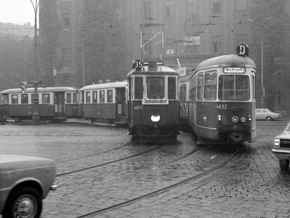 Wien Wiener Verkehrsbetriebe Allerheiligenverkehr 1975: SL 35 (M 4087 + m3 + m3 5231) / SL D/ (E1 4632) Julius-Tandler-Platz / Franz-Josefs-Bahnhof am 1. November 1975. - Scan von einem S/W-Negativ. Film: Kodak Tri X Pan. Kamera: Kodak Retina Automatic II. 
