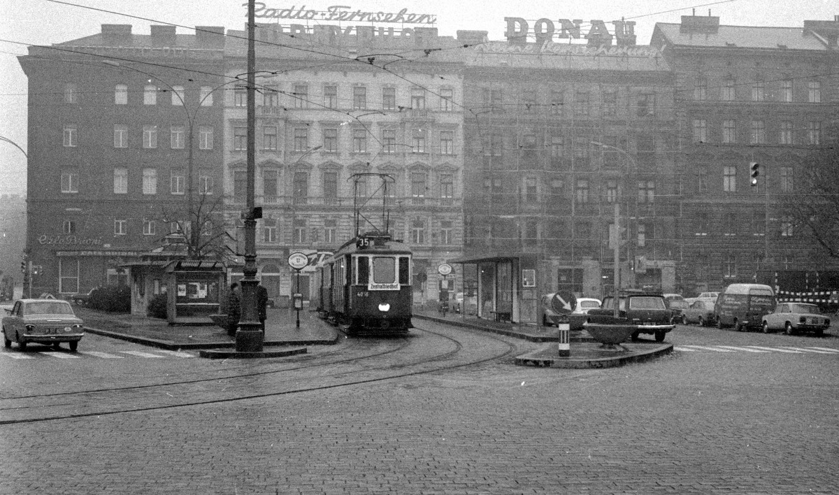 Wien Wiener Verkehrsbetriebe Allerheiligenverkehr 1975: M 4056 als SL 35 Julius-Tandler-Platz / Franz-Josefs-Bahnhof am 1. November 1975. - Scan von einem S/W-Negativ. Film: Kodak Tri X Pan. Kamera: Kodak Retina Automatic II.