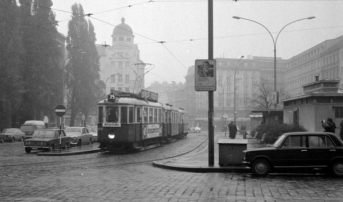 Wien Wiener Verkehrsbetriebe Allerheiligenverkehr 1975: M 4093 als SL 35 Julius-Tandler-Platz / Franz-Josefs-Bahnhof am 1. November 1975. - Scan von einem S/W-Negativ. Film: Kodak Tri X Pan. Kamera: Kodak Retina Automatic II.