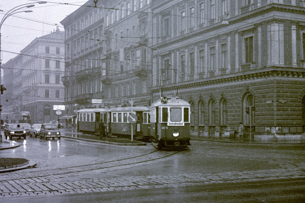 Wien Wiener Verkehrsbetriebe Allerheiligenverkehr 1975: Ein Zug der SL 46Z bestehend aus dem Tw M 4070 und zwei Bw des Typs m3 (53xx und 5275) biegt am 1. November 1975 von der Bellariastraße in den Burgring, um weiter in Richtung Zentralfriedhof über den Ring und über die Strecke der SL 71 zu fahren. - Scan von einem S/W-Negativ. Film: Kodak Tri X Pan. Kamera: Kodak Retina Automatic II.