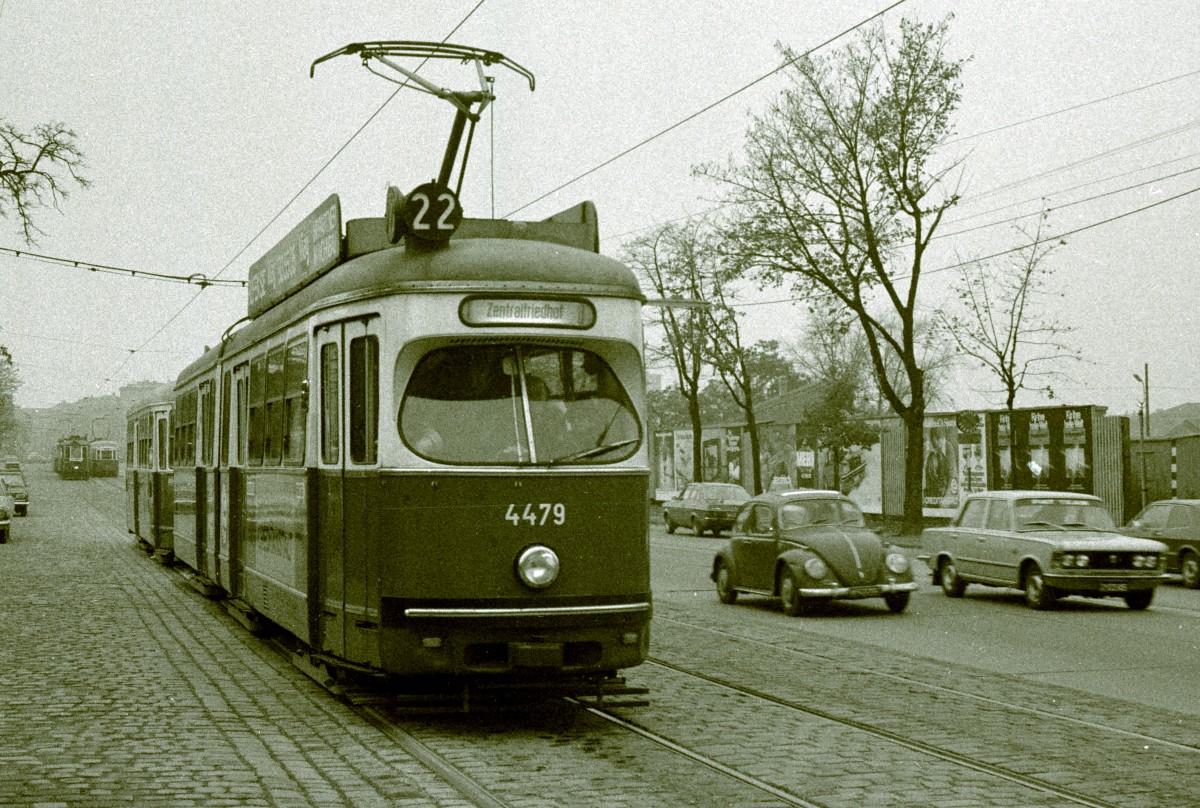 Wien Wiener Verkehrsbetriebe Allerheiligenverkehr 1975: E1 4479 (Lohner 1968, 2009 an die Verkehrsbetriebe in Krakau) als SL 22 Simmeringer Hauptstraße am 1. November 1975. - Die Zentralfriedhoflinie 22 fuhr zwischen 1907 und 1981. - Scan von einem S/W-Negativ. Film: Kodak Tri X Pan. Kamera: Kodak Retina Automatic II.
