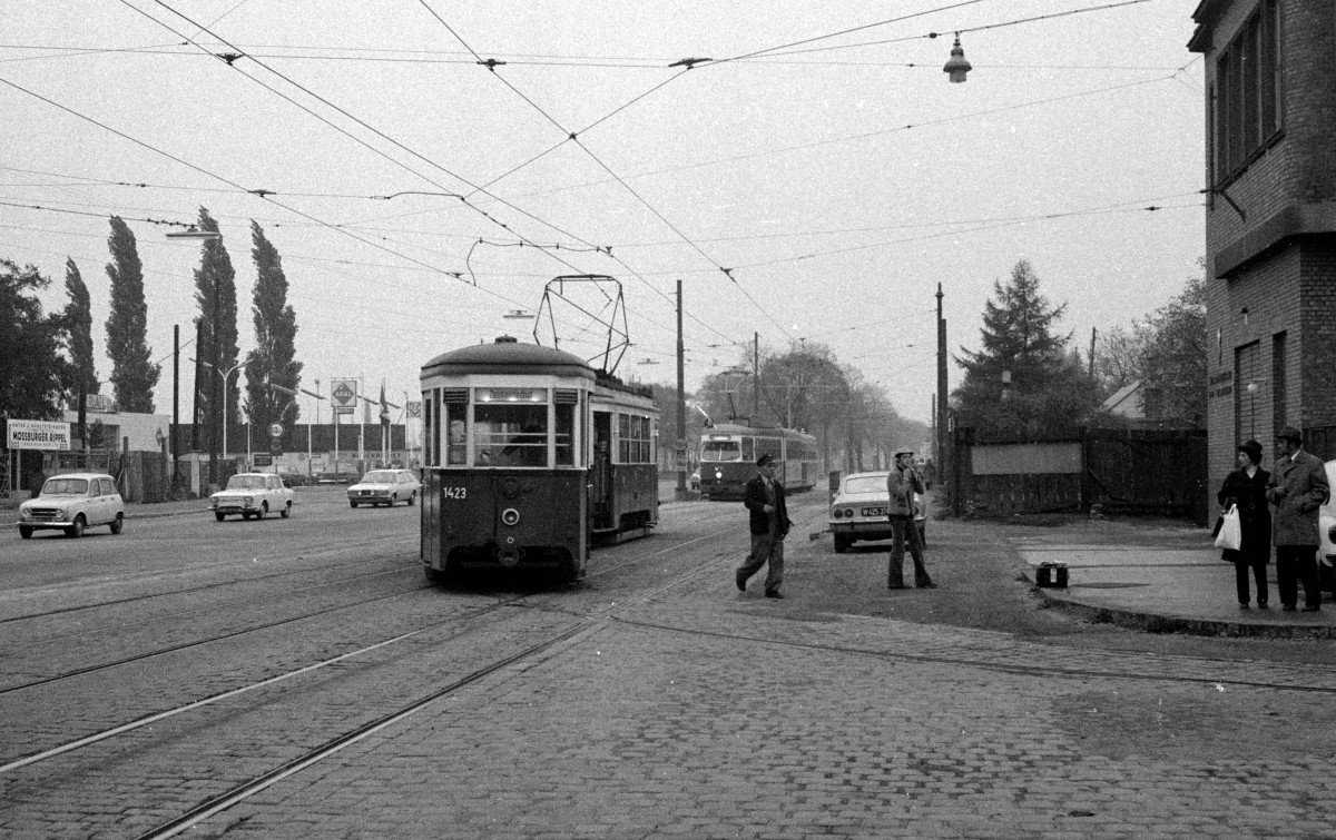 Wien Wiener Verkehrsbetriebe Allerheiligenverkehr 1975: Ein Zug der SL 71 (b 1423 + B) vor dem Bahnhof (= Straßenbahnbetriebsbahnhof) Simmering in der Simmeringer Hauptstraße am 1. November 1975. 