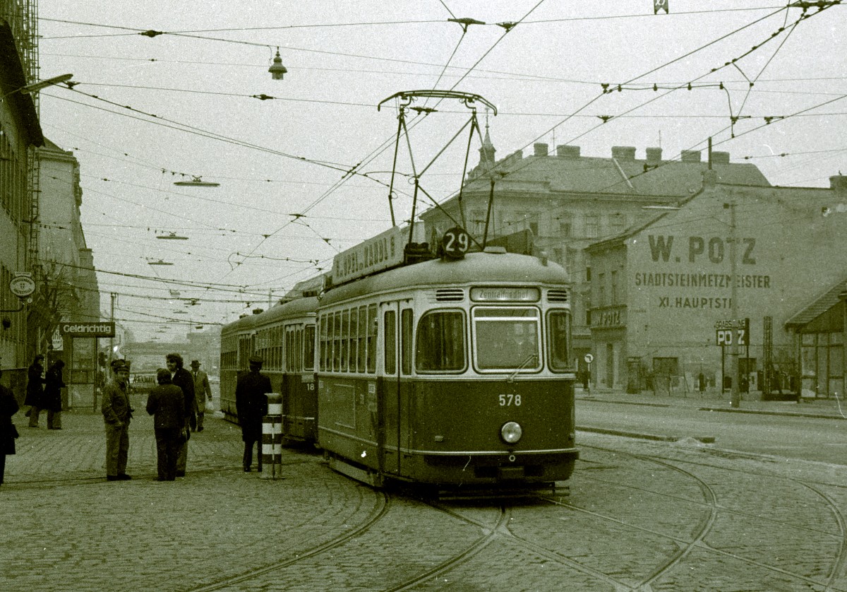 Wien Wiener Verkehrsbetriebe Allerheiligenverkehr 1975: L4 578 als SL 29Z vor dem Betriebsbahnhof Simmering in der Simmeringer Hauptstraße am 1. November 1975. - Scan von einem S/W-Negativ. Film: Kodak Tri X Pan. Kamera: Kodak Retina Automatic II.