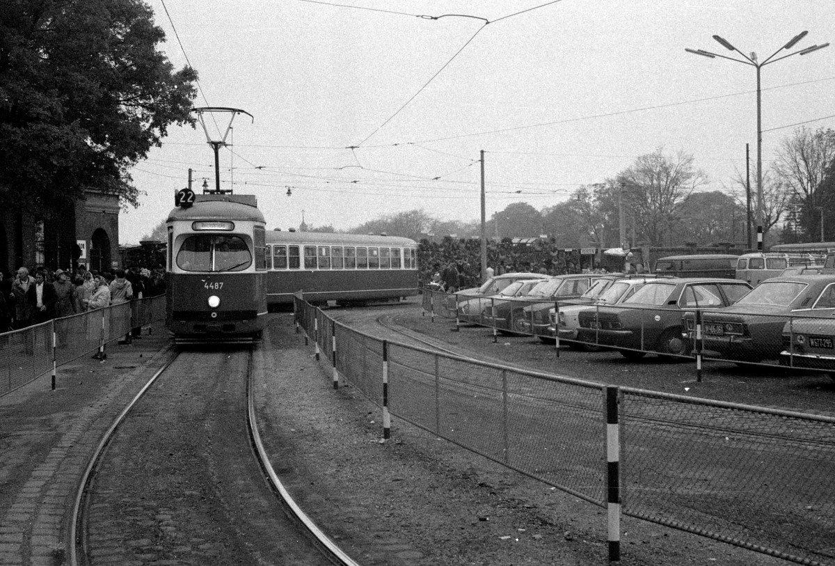 Wien Wiener Verkehrsbetriebe Allerheiligenverkehr 1975: E1 4487 + c2/c3 als SL 22 Zentralfriedhof 3. Tor am 1. November 1975. - Scan von einem S/W-Negativ. Film: Kodak Tri X Pan. Kamera: Kodak Retina Automatic II.