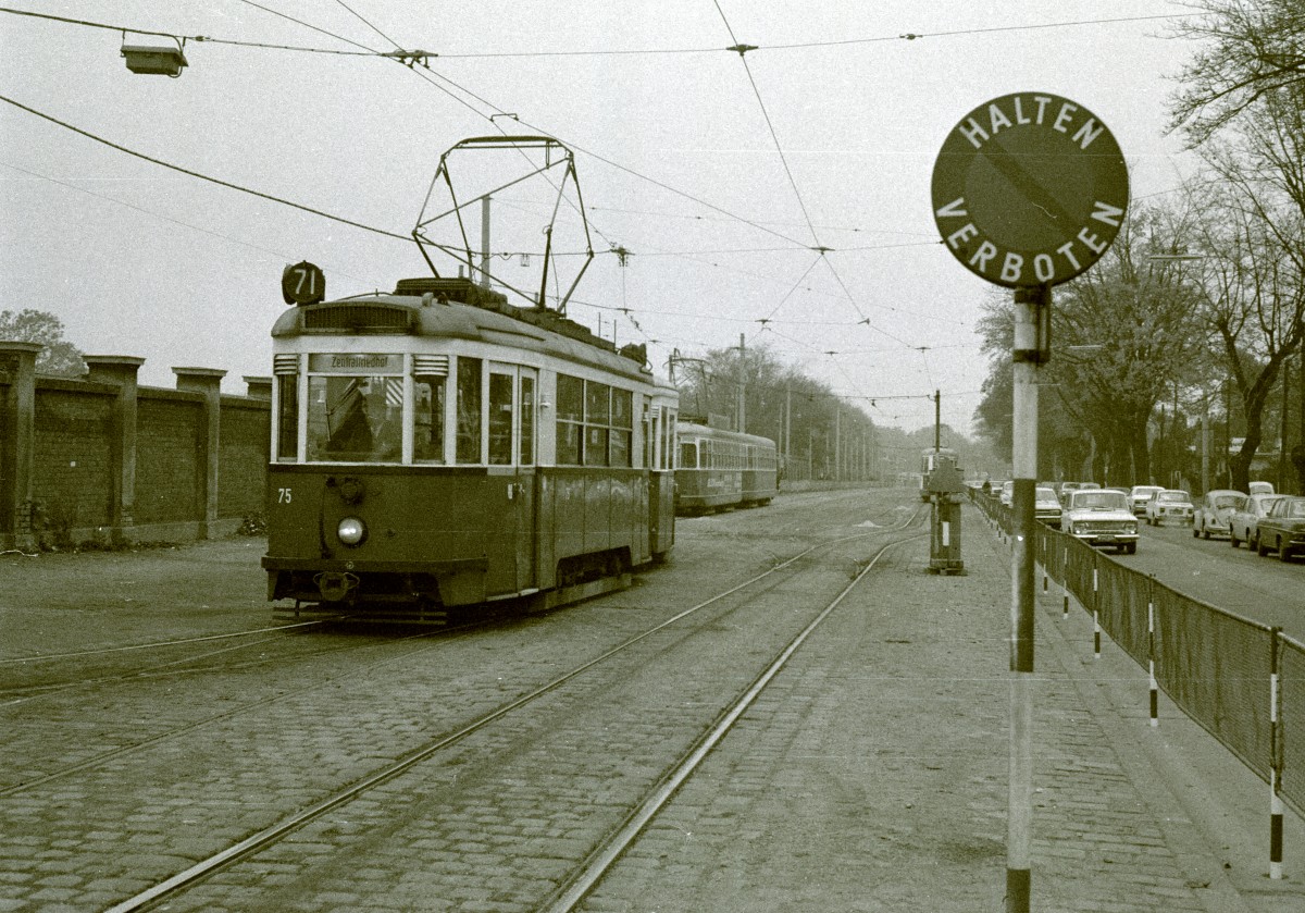 Wien Wiener Verkehrsbetriebe Allerheiligenverkehr 1975: Ein Zug der SL 71 (B 75 + b) erreicht am 1. November 1975 die Endstation vor dem 3. Tor des Zentralfriedhofs. - Scan von einem S/W-Negativ. Film: Kodak Tri X Pan. Kamera: Kodak Retina Automatic II.