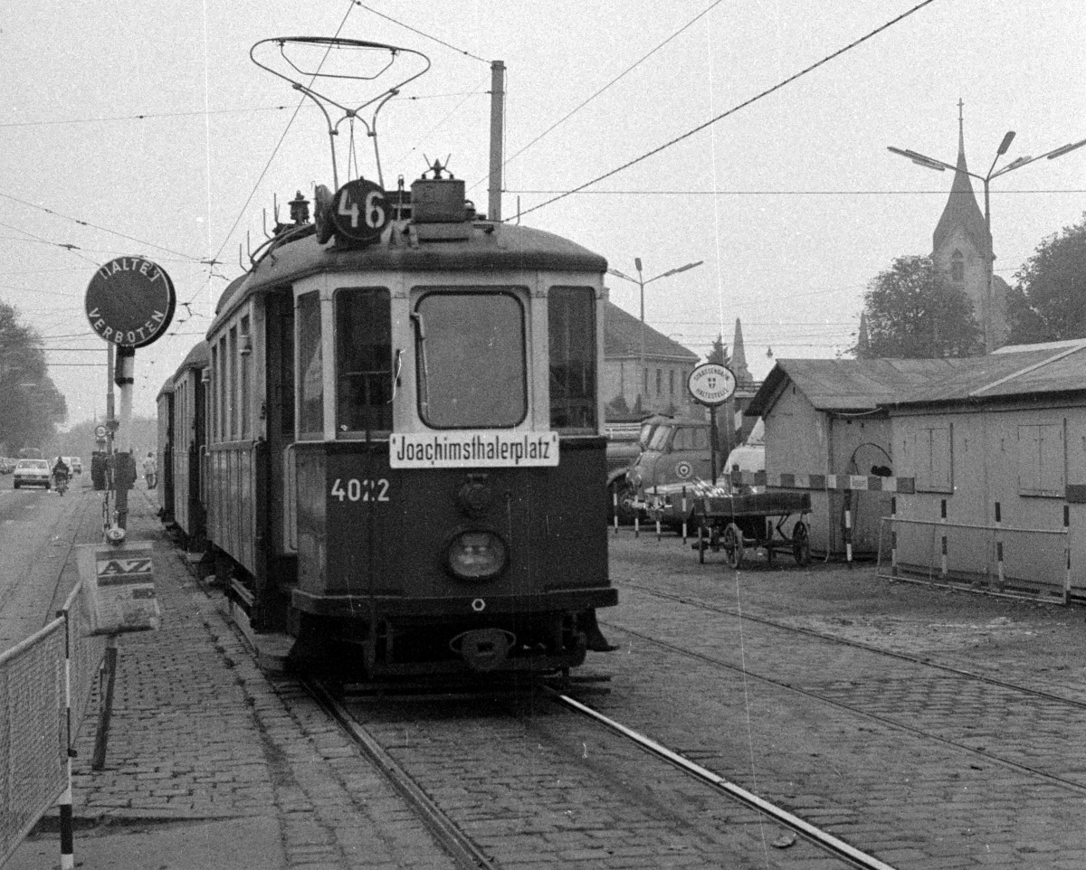 Wien Wiener Verkehrsbetriebe Allerheiligenverkehr 1975: Ein Zug der SL 46Z (M 4022 + m + m) hat die Wendeschleife vor dem 3. Tor des Zentralfriedhofs verlassen, um in Richtung Ottakring, Joachimsthalerplatz zurück zu fahren. Datum: 1. November 1975. - Scan von einem S/W-Negativ. Film: Kodak Tri X Pan. Kamera: Kodak Retina Automatic II.