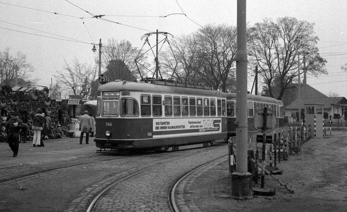 Wien Wiener Verkehrsbetriebe Allerheiligenverkehr 1975: SL 29Z (L4 566 + l3 + l3) Zentralfriedhof 3. Tor am 1. November 1975. - Scan von einem S/W-Negativ. Film: Kodak Tri X Pan. Kamera: Kodak Retina Automatic II.