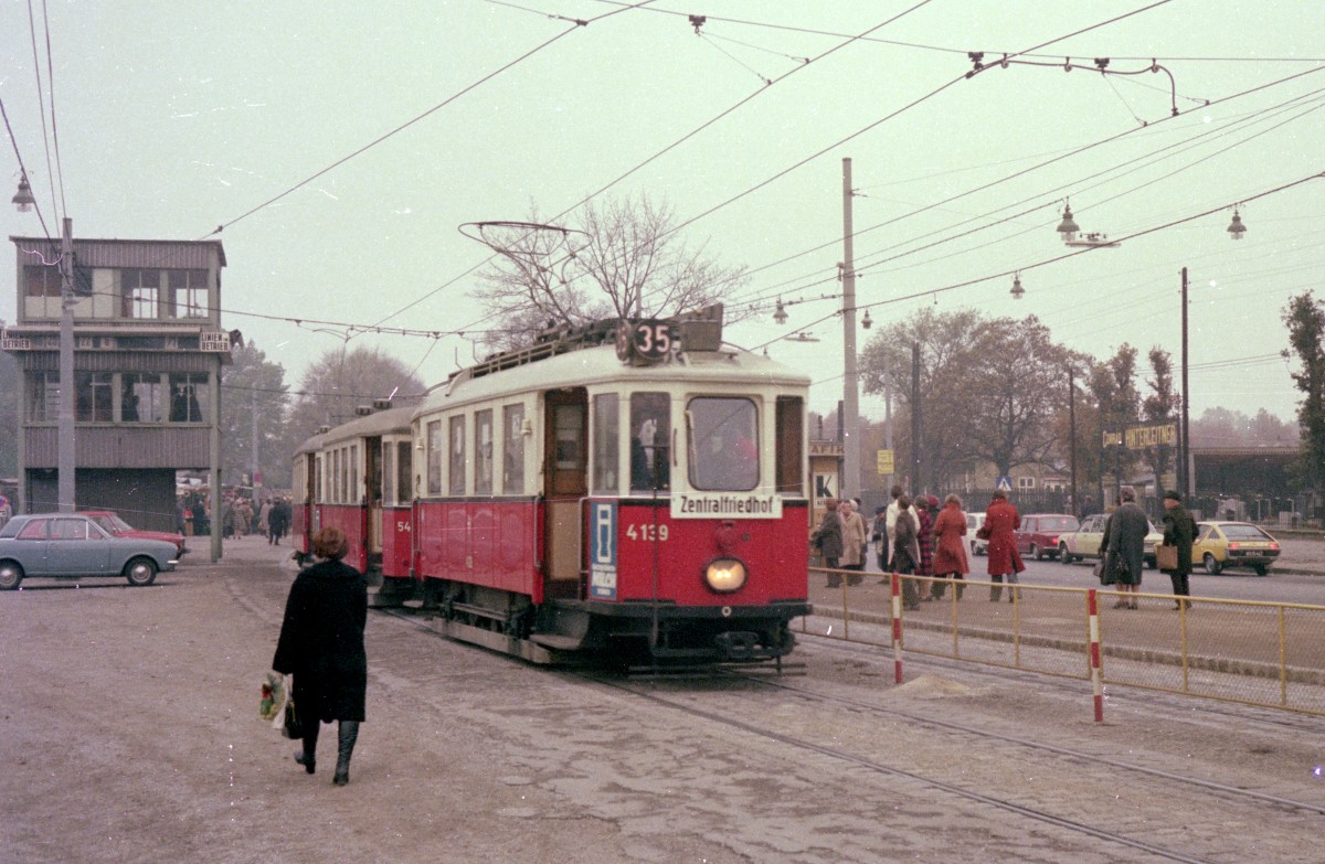Wien Wiener Verkehrsbetriebe Allerheiligenverkehr 1975: Ein Zug der SL 35 (M 4139 + m3 54xx + m) verlässt das 2. Tor des Zentralfriedhofs und fährt weiter zur Endstation am 3. Tor des Friedhofs. Datum: 1. November 1975. - Scan von einem Farbnegativ. Film: Kodacolor II. Kamera: Kodak Retina Automatic II.