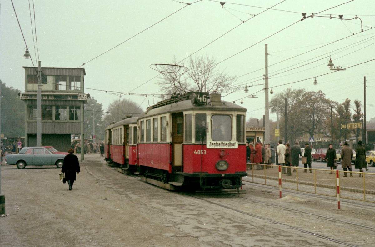 Wien Wiener Verkehrsbetriebe Allerheiligenverkehr 1975: SL 46Z (M 4053 + m3 53xx + m) Zentralfriedhof 2. Tor am 1. November 1975. - Man bemerke den Überwachungsturm links im Bild. - Scan von einem Farbnegativ. Film: Kodacolor II. Kamera: Kodak Retina Automatic II.