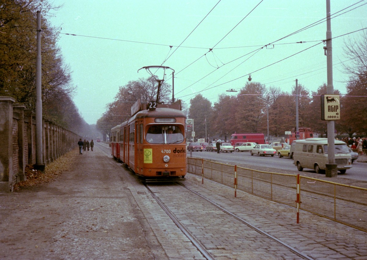 Wien Wiener Verkehrsbetriebe Allerheiligenverkehr 1975: Ein Zug der SL 22 bestehend aus dem Gelenktriebwagen E1 4700 + einem Beiwagen des Typs c2 oder c3 nähert sich am 1. November 1975 der Haltestelle am 2. Tor des Zentralfriedhofs. - In den Jahren 1975 bis 1980 warb der E1 4700 für die Möbelfirma Dorka. - Scan von einem Farbnegativ. Film: Kodacolor II. Kamera: Kodak Retina Automatic II.