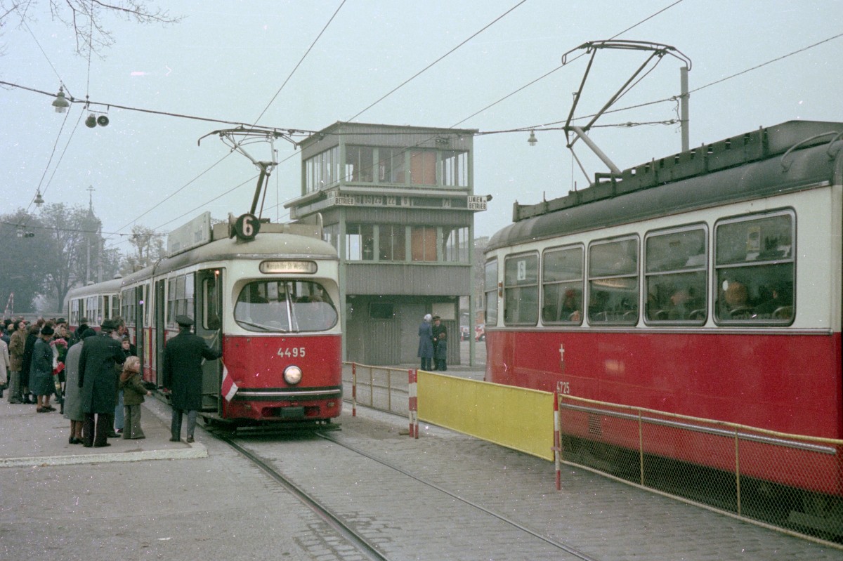 Wien Wiener Verkehrsbetriebe Allerheiligenverkehr 1975: E1 4495 + c2/3 als SL 6 Zentralfriedhof 2. Tor am 1. November 1975. - Der Tw E1 4495 wurde 1969 von Lohner gebaut und 2002 ausgemustert. - Scan von einem Farbnegativ. Film: Kodacolor II. Kamera: Kodak Retina Automatic II.