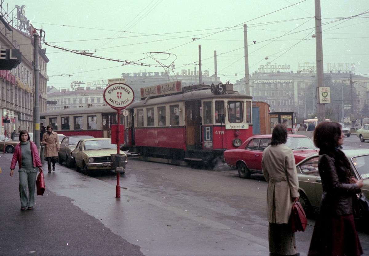 Wien Wiener Verkehrsbetriebe: Die SL 5 benutzte zu der Zeit Mariahilfer Gürtel, Matrosengasse und Millergasse als Wendeschleife, um von der Endhaltestelle an der Mariahilfer Straße in Richtung Praterstern zu fahren. Auf dem Bild vom 3. November 1975 ist ein Zug bestehend aus dem Tw M 4119 (Lohner 1929) + einem Beiwagen des Typs m3 gerade aus der Millergasse herausgekommen und nähert sich jetzt der ersten Haltestelle auf der Fahrt Richtung Praterstern. - Scan von einem Farbnegativ. Film: Kodacolor II. Kamera: Kodak Retina Automatic II.