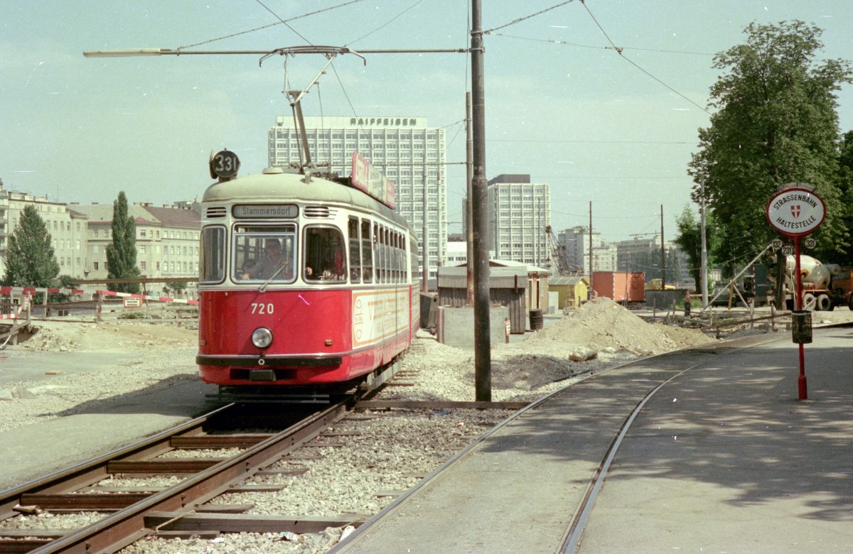 Wien Wiener Verkehrsbetriebe SL 331 (F 720, SGP 1963) Franz-Josefs-Kai / Stadtbahn Schottenring im Juli 1975. - Scan von einem Farbnegativ. Film: Kodacolor II. Kamera: Kodak Retina Automatic II.