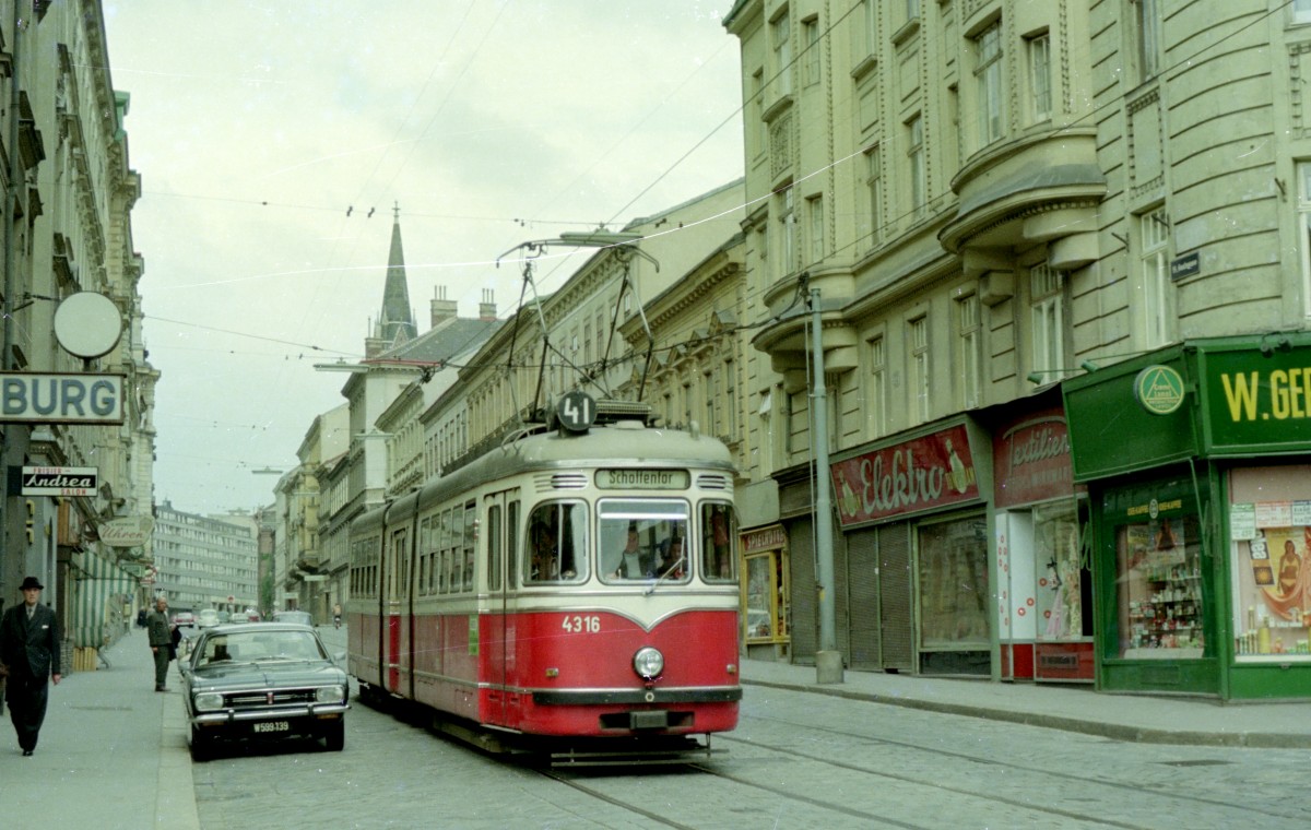 Wien Wiener Verkehrsbetriebe SL 41 (D1 4316, Gräf&Stift 1960, 1976 augemustert) Gentzgasse / Köhlergasse am 21. Juli 1974. - Scan von einem Farbnegativ. Film: Kodacolor II. Kamera: Kodak Retina Automatic II.