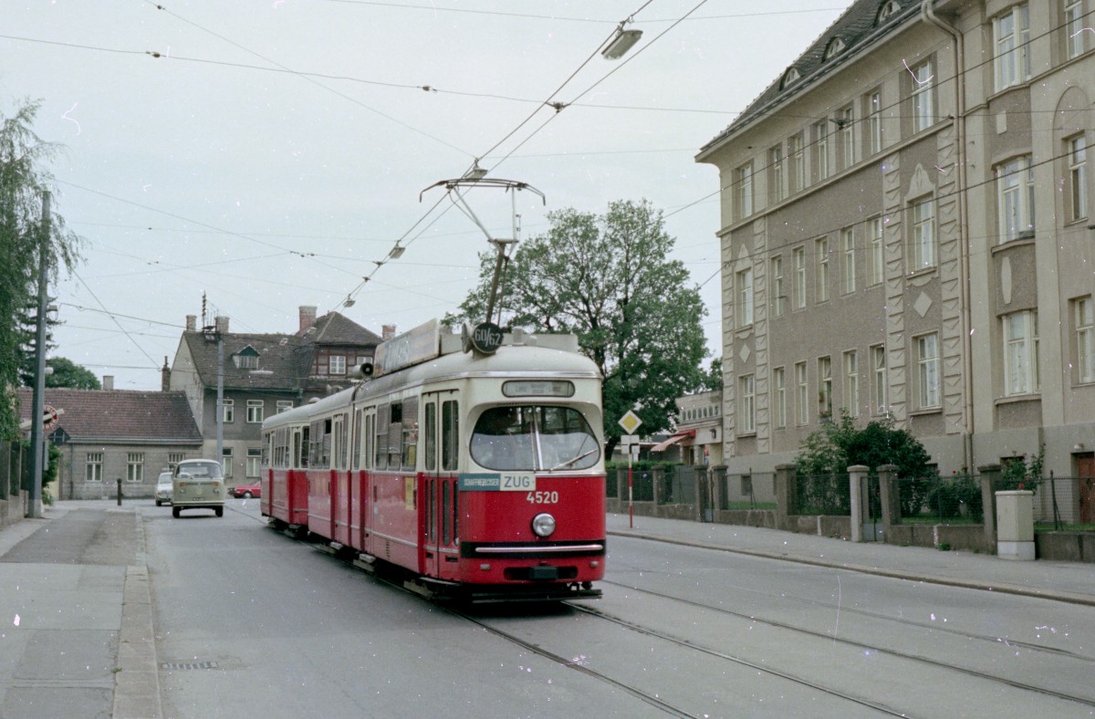 Wien Wiener Verkehrsbetriebe SL 60/62 (E1 4520 (Lohner 1973) + c2/c3) Hofwiesengasse am 16. Juli 1974. - Der E1 4520 ist noch in Betrieb. Bahnhof: Favoriten. - Scan von einem Farbnegativ. Film: Kodacolor II. Kamera: Kodak Retina Automatic II.