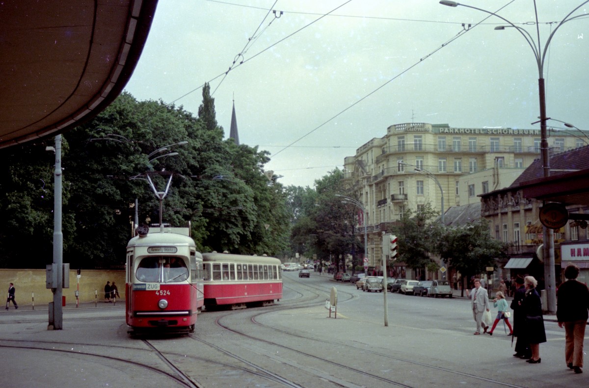 Wien Wiener Verkehrsbetriebe SL 60/62 (E1 4524 + c2/c3) Hietzinger Hauptstraße / Kennedybrücke am 20. Juli 1974. - Der von ROTAX 1973 gebaute E1 4524 ist noch in Betrieb. - Scan von einem Farbnegativ. Film: Kodacolor II. Kamera: Kodak Retina Automatic II.