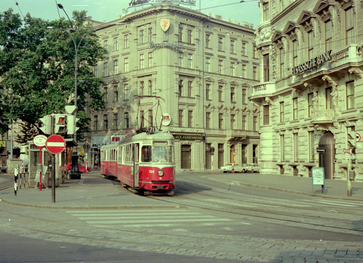 Wien Wiener Verkehrsbetriebe SL 71 (C1 108 (SGP 1955) + c1) Schubertring / Schwarzenbergplatz im Juli 1975. - Scan von einem Farbnegativ. Film: Kodacolor II. Kamera: Kodak Retina Automatic II.