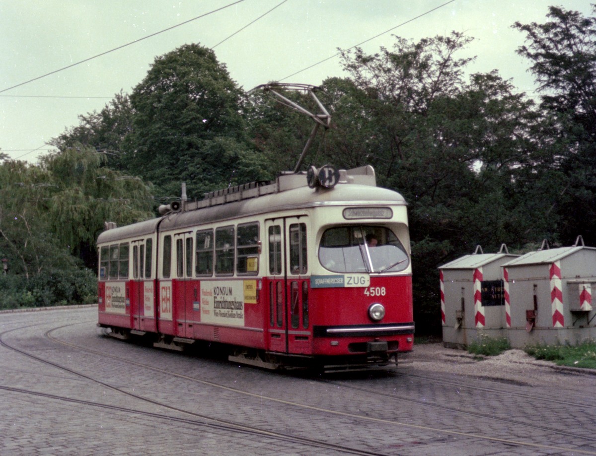 Wien Wiener Verkehrsbetriebe SL D/ (69) (E1 4508) Südbahnhof (Wendeschleife) am 20. Juli 1974. - Der von der Firma Lohner 1972 gebaute Gelenktriebwagen E1 4508 ist noch in Betrieb. - Scan von einem Farbnegativ. Film: Kodacolor II. Kamera: Kodak Retina Automatic II.