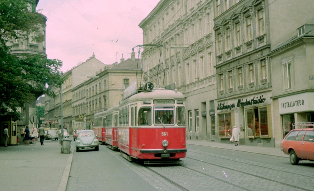 Wien Wiener Verkehrsbetriebe SL E2 (L4 561 (SGP 1961) + l3 + l3) Währinger Straße / Teschnergasse am 21. Juli 1974. - Scan von einem Farbnegativ. Film: Kodacolor II. Kamera: Kodak Retina Automatic II.