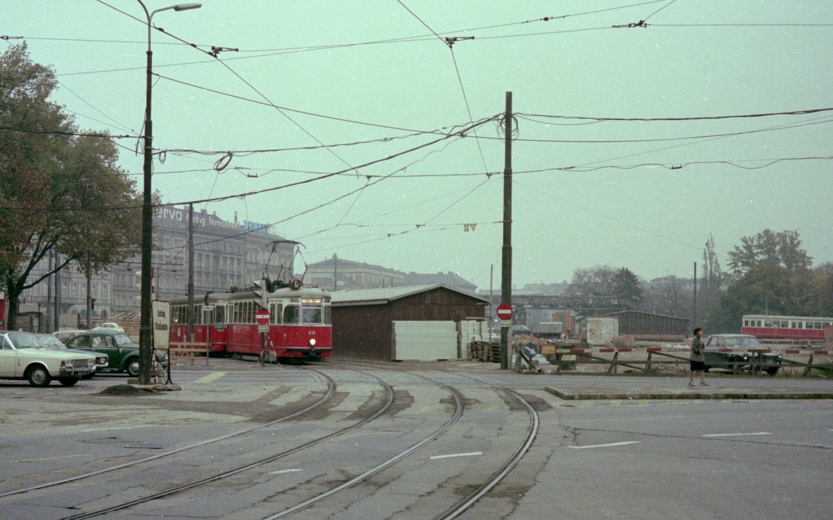 Wien Wiener Verkehrsbetriebe: SL G2 (L4 610 + l3 1845) Karlsplatz / Friedrichstraße am 3. November 1975. - Die Firma SGP baute die Serie L4, 501 - 610, in den Jahren 1960 bis 1962. - Die Beiwagenserie l3, 1701 - 1900, wurde zwischen 1959 und 1962 von der Firma Gräf & Stift hergestellt. - Scan von einem Farbnegativ. Film: Kodacolor II. Kamera: Kodak Retina Automatic II.