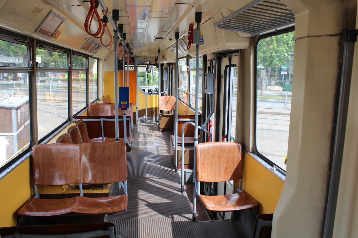 Wien WL: Das Innere des Gelenktriebwagens E2 4313 (Vorderteil). - Linie: 71. Ort: Hst. Zentralfriedhof 3. Tor. Datum: 1. Mai 2015.  