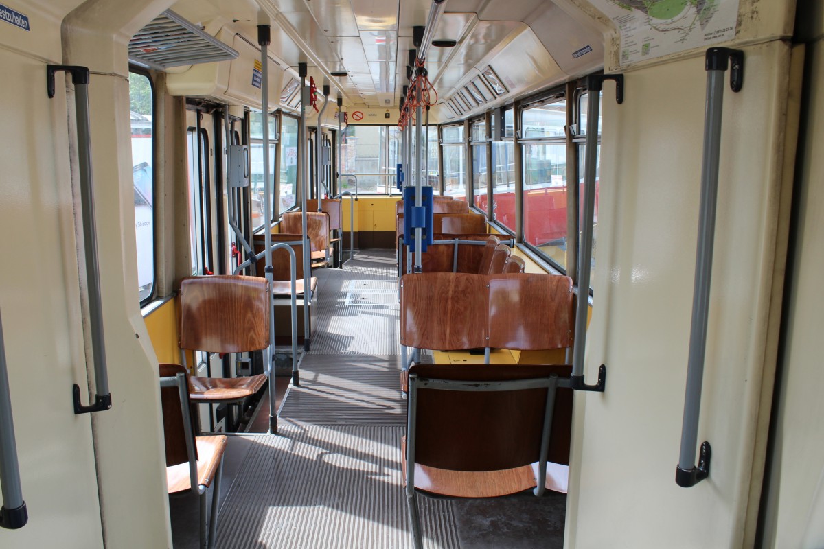 Wien WL: Das Innere des Gelenktriebwagens E2 4313 (der hintere Teil). - Linie: 71. Ort: Hst. Zentralfreidhof 3. Tor. Datum: 1. Mai 2015.