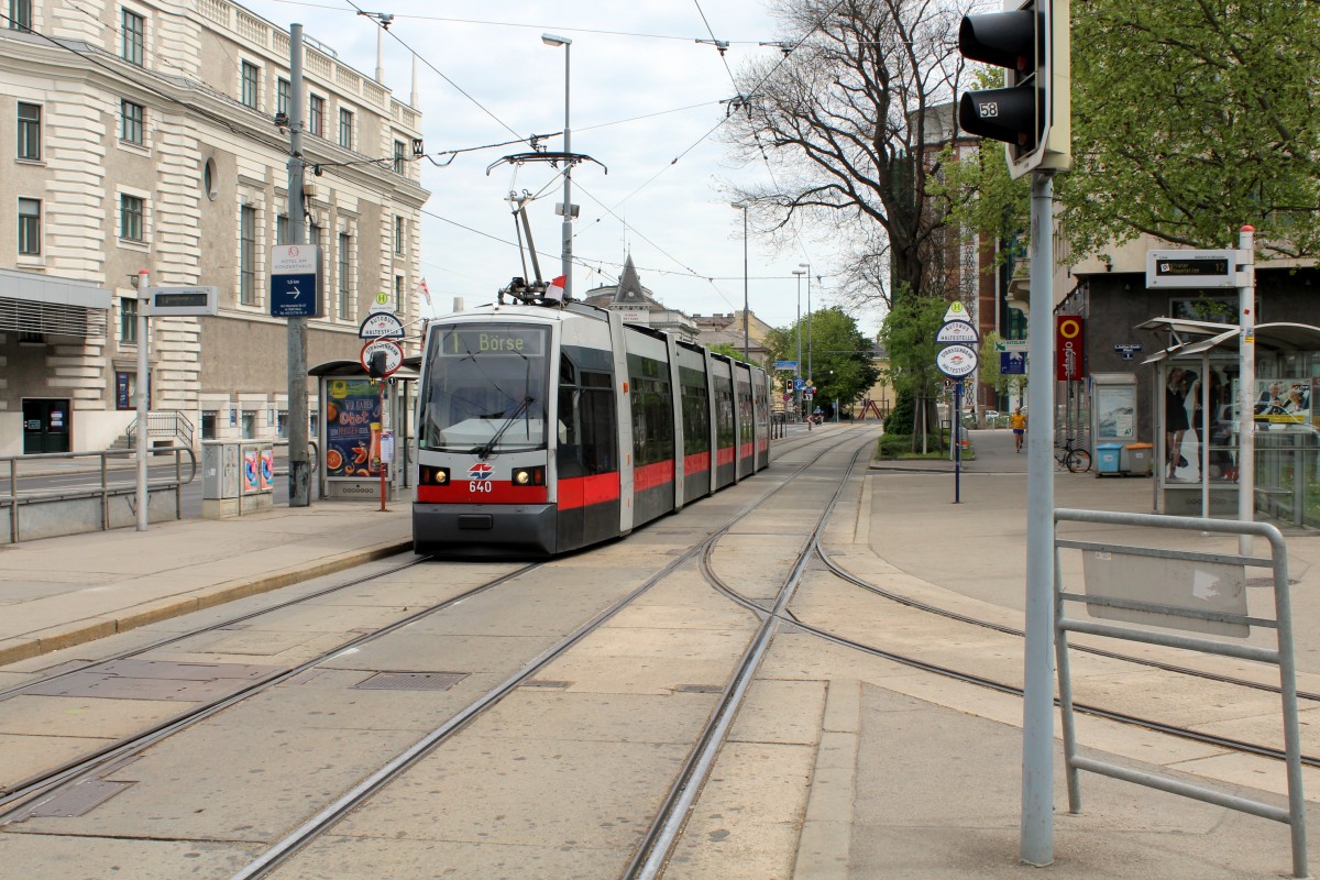 Wien WL SL 1 (B1 640) Uraniastrasse / Julius-Raab-Platz / Stubenring (Hst. Julius-Raab-Platz) am 1. Mai 2015.